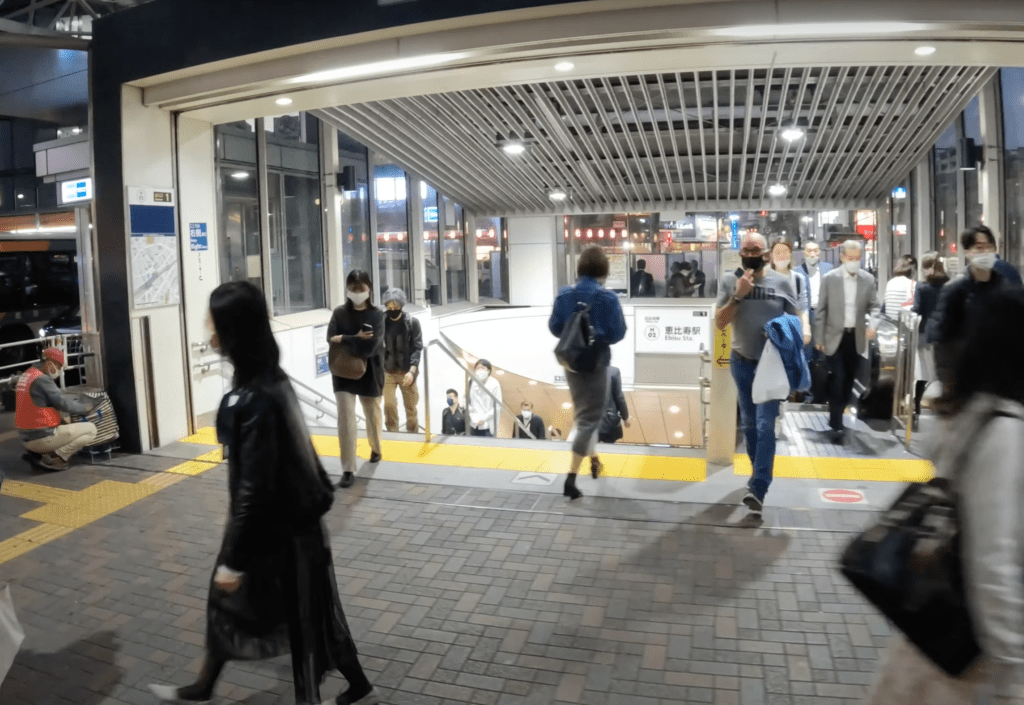 東京メトロ日比谷線恵比寿駅1番出口前