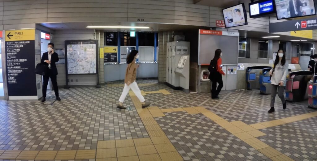 代官山駅改札前（中央口・東口・西口方面）