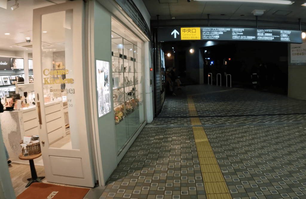 代官山駅中央口1