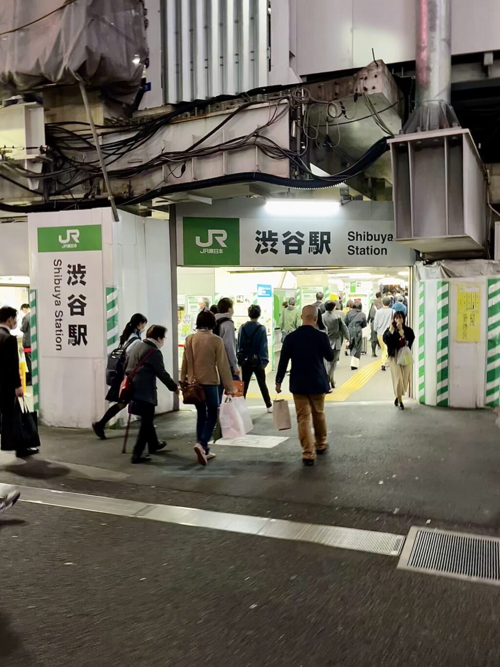 JR渋谷駅ハチ公改札：宮益坂口