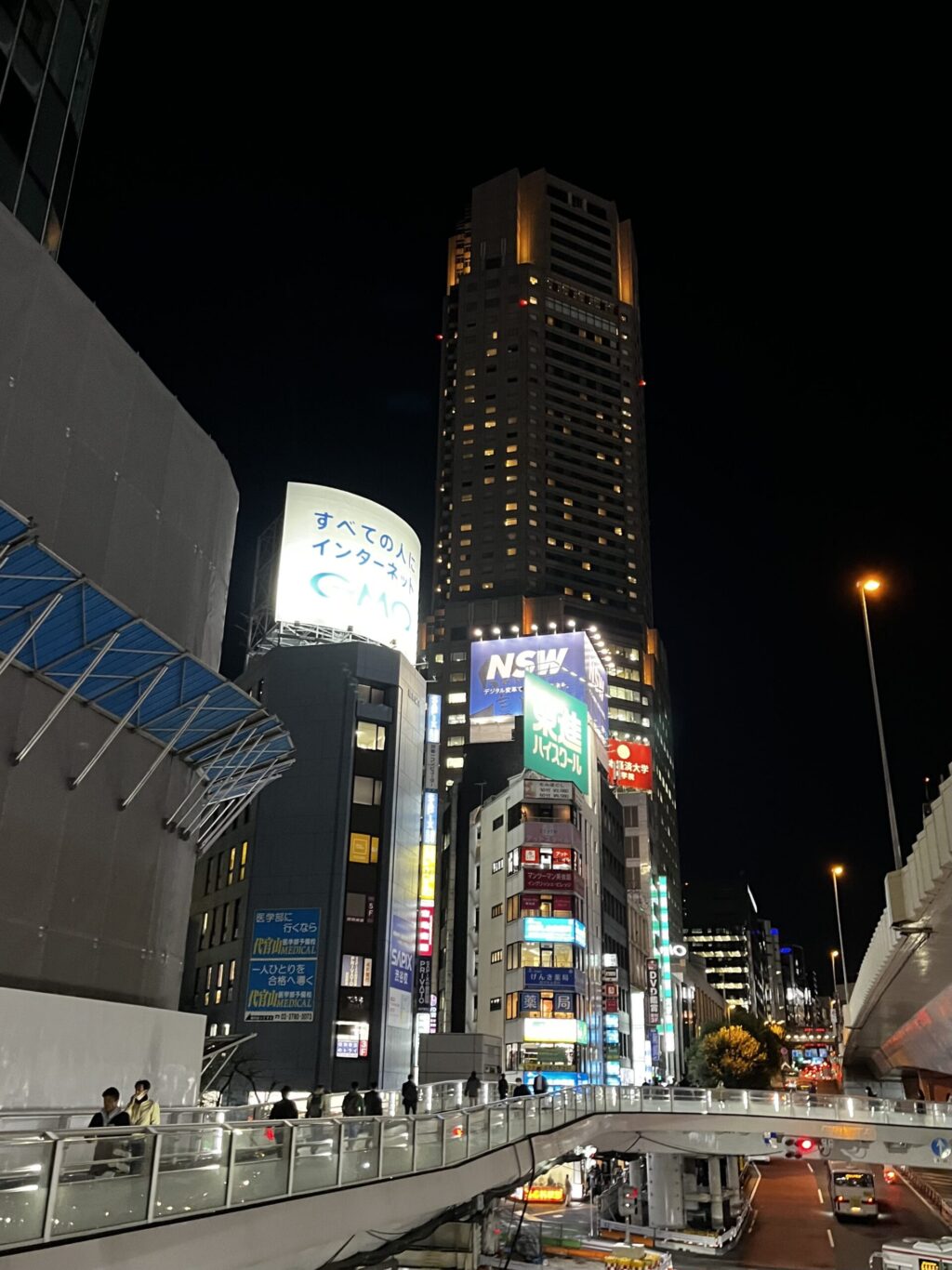 渋谷駅西口歩道橋：セルリアンタワー