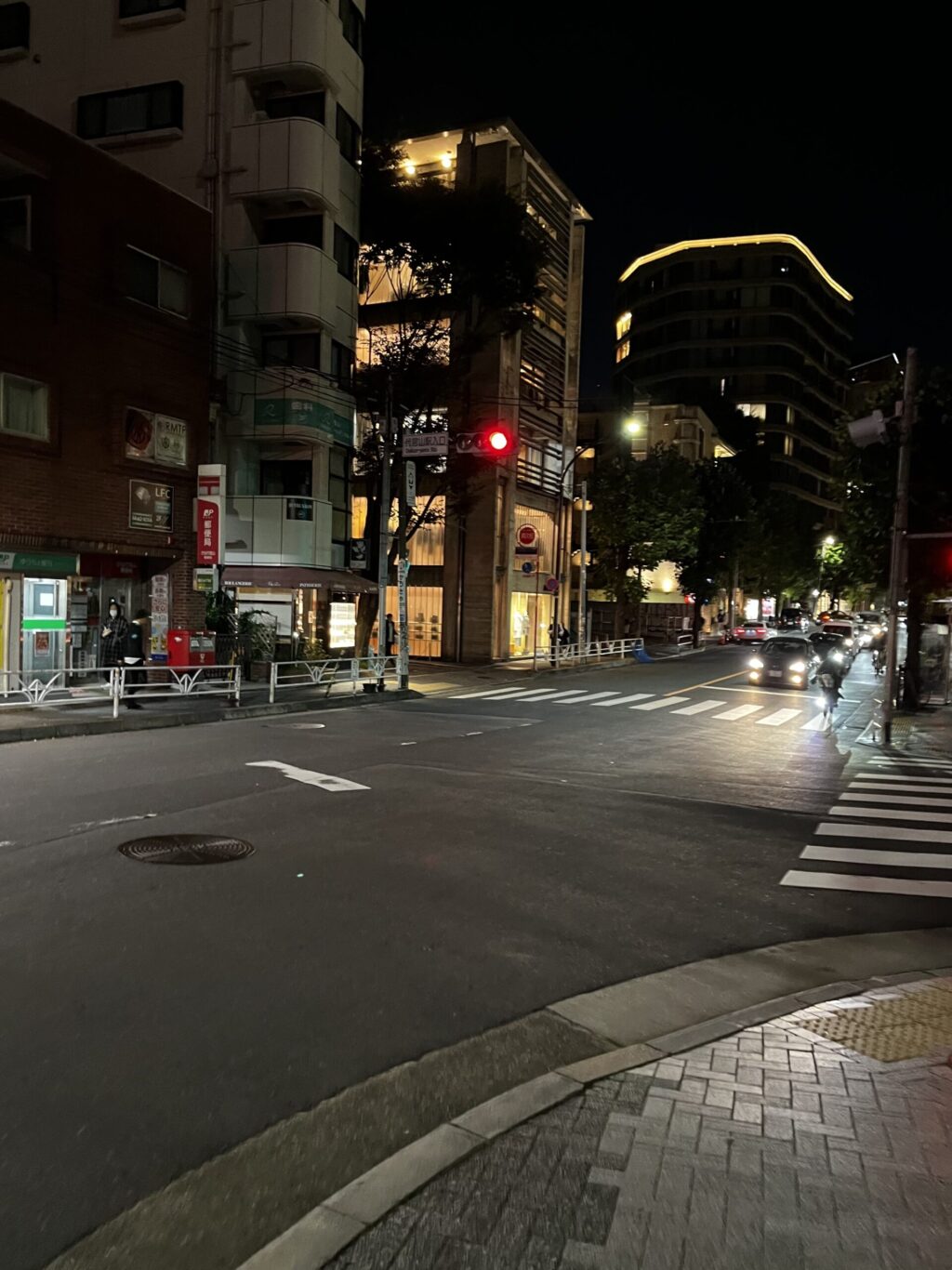 代官山駅入口交差点3