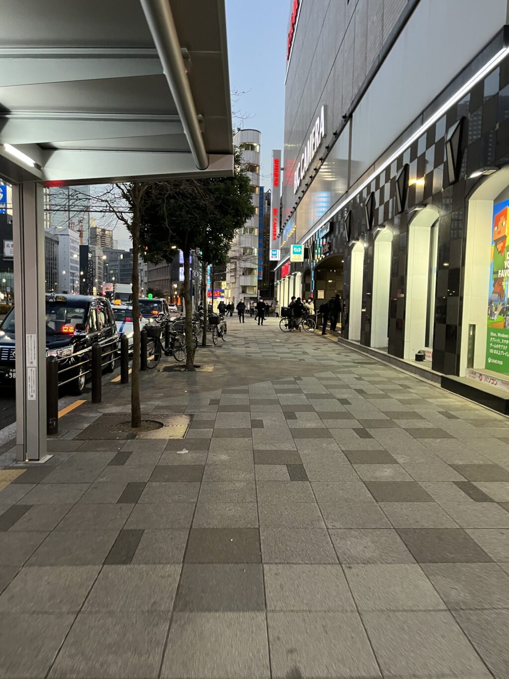 外堀通り：ビックカメラ 赤坂見附駅店前