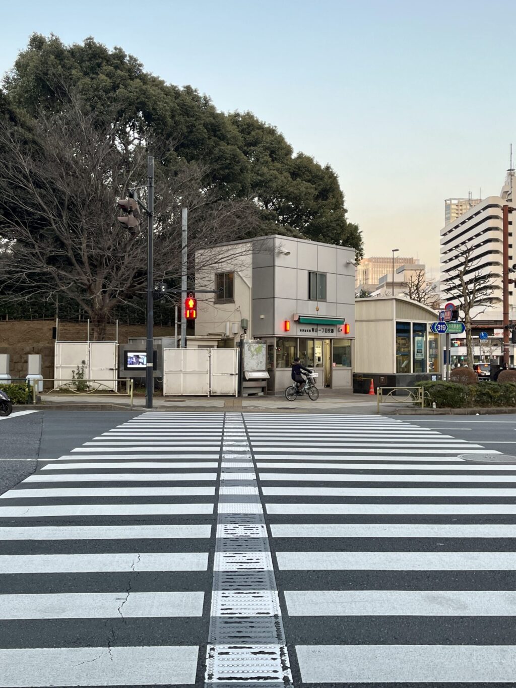 青山一丁目駅1出口2